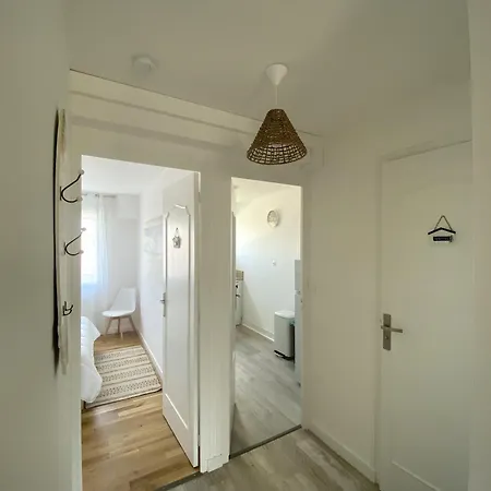 Apartment T2 Renove A Royan, Proche Plage, Parking Prive, Equipements Neufs Et Jardinet. - Fr-1-539-49 Royan