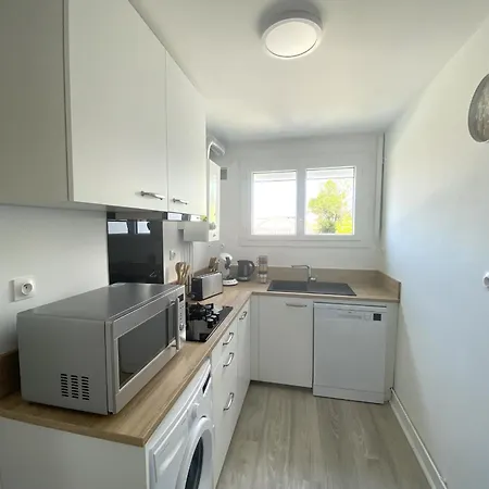 Apartment T2 Renove A Royan, Proche Plage, Parking Prive, Equipements Neufs Et Jardinet. - Fr-1-539-49 *