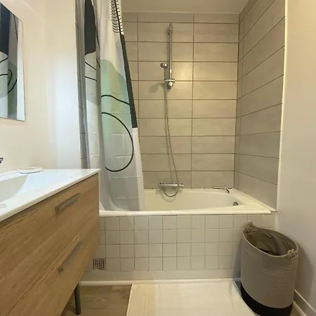 Apartment T2 Renove A Royan, Proche Plage, Parking Prive, Equipements Neufs Et Jardinet. - Fr-1-539-49 Royan