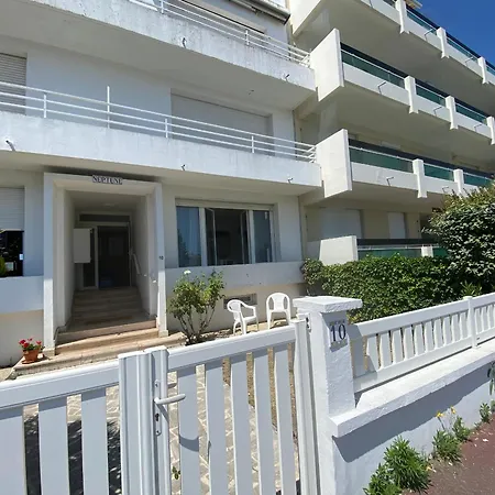 Apartment T2 Renove A Royan, Proche Plage, Parking Prive, Equipements Neufs Et Jardinet. - Fr-1-539-49 Royan