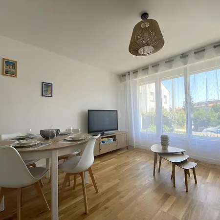 Apartment T2 Renove A Royan, Proche Plage, Parking Prive, Equipements Neufs Et Jardinet. - Fr-1-539-49 *